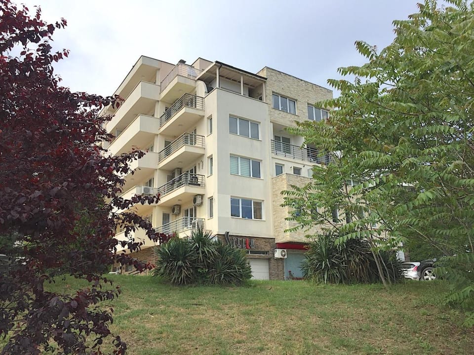 Property building, Facade/entrance, Day, Neighbourhood, Natural landscape, On site, City view, Garden view, Street view