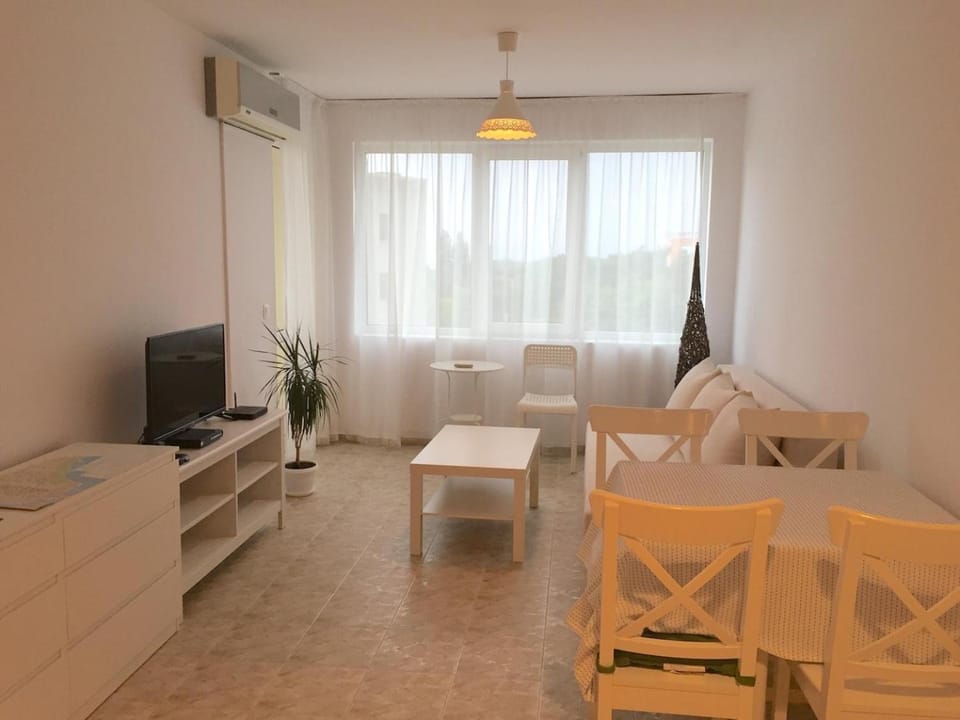 Bed, Living room, Seating area, Meals, Breakfast, Lunch, Dinner, Alcoholic drinks, Non alcoholic drinks, Sunset