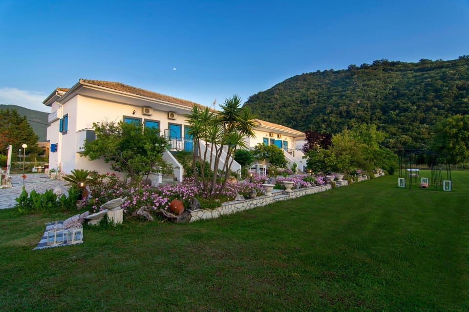 Property building, Garden, Balcony/Terrace