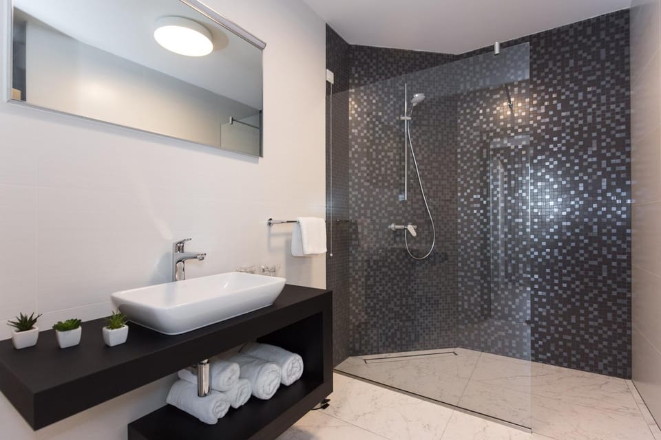 Shower, Toilet, Bathroom, towels