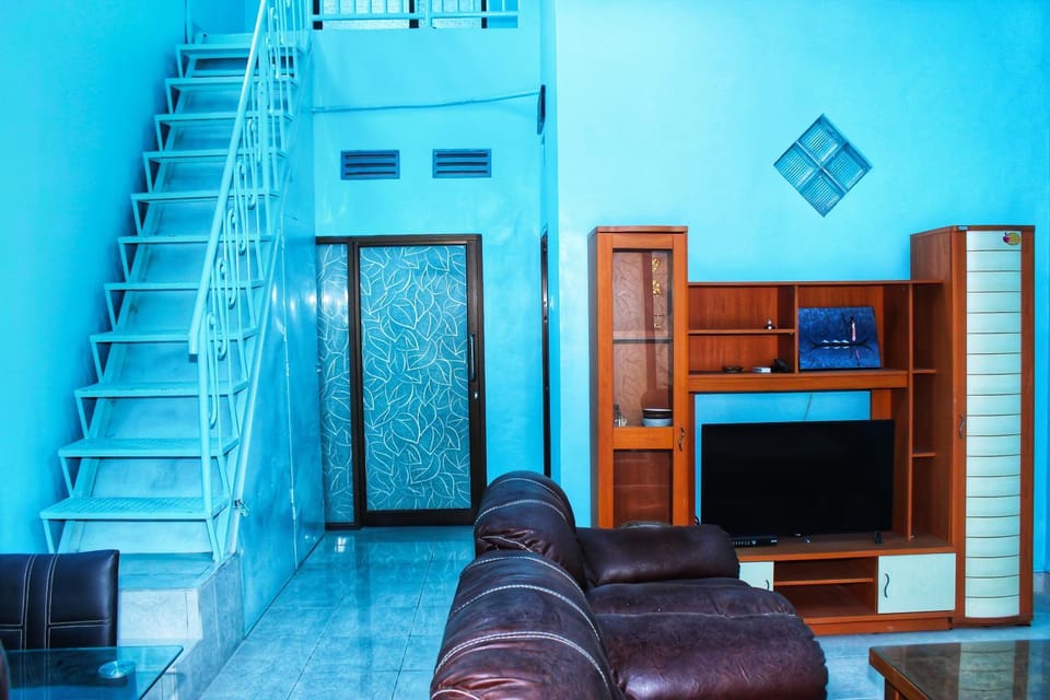 Communal lounge/ TV room, TV and multimedia, Living room, Seating area, Evening entertainment