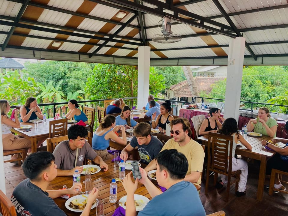 Restaurant/places to eat, Day, People, Food and drinks, Food, Guests, Drinks, group of guests