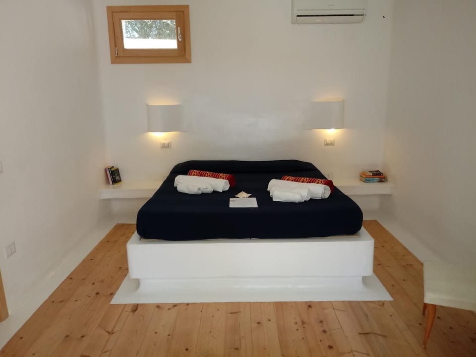 Shower, Toilet, Bed, Photo of the whole room, Bedroom, bidet, air conditioner