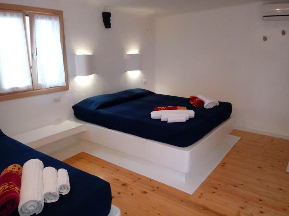 Shower, Toilet, Bed, Photo of the whole room, Bedroom, bidet, air conditioner