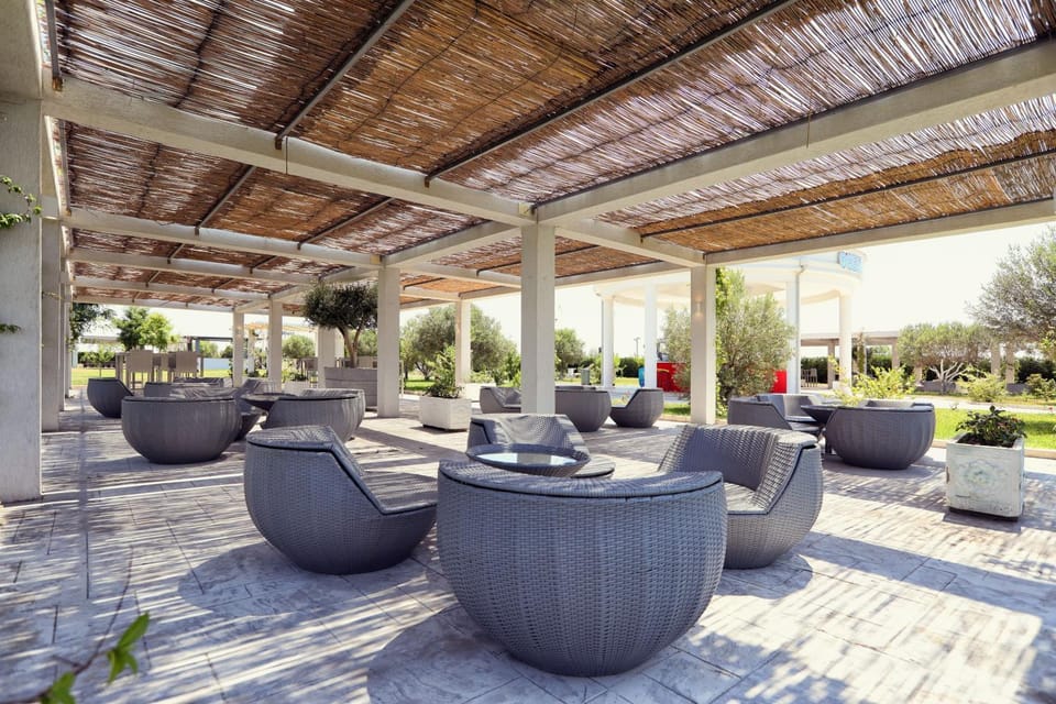 Property building, Balcony/Terrace, Lounge or bar