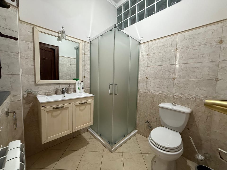 Shower, Toilet, towels