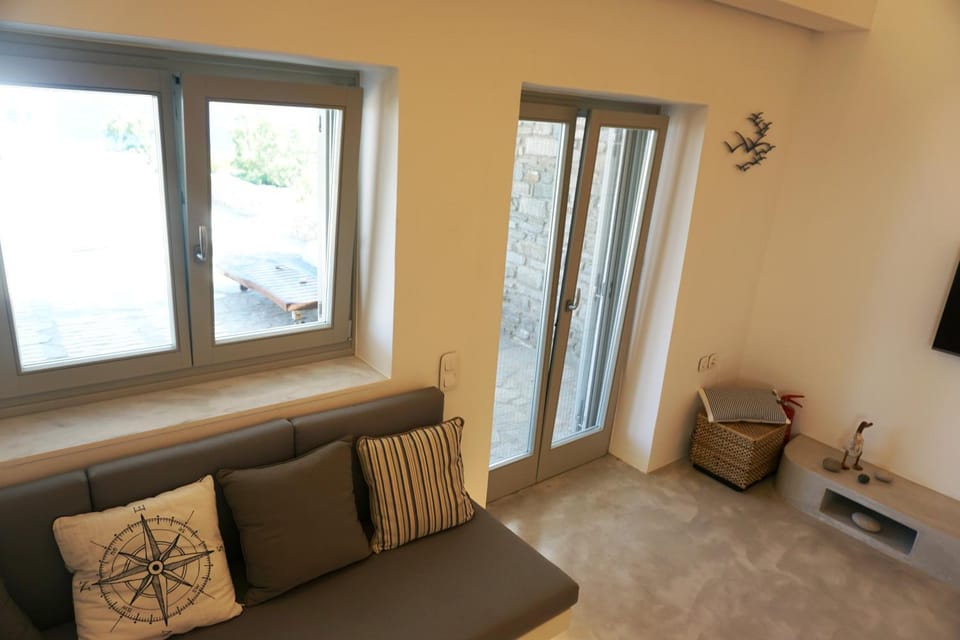 View (from property/room), Living room, Photo of the whole room, Seating area, Garden view, Mountain view, Sea view, Inner courtyard view