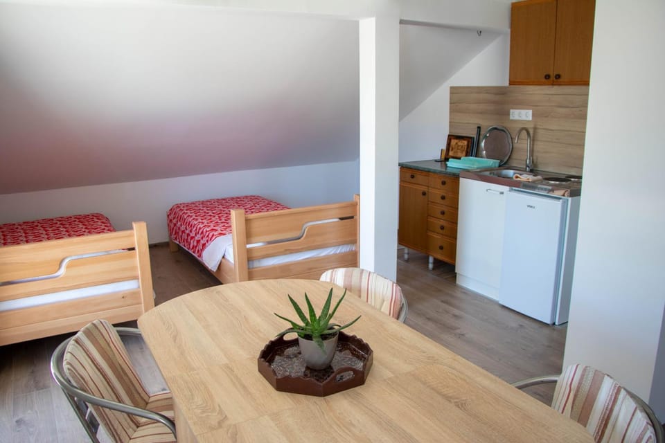 Bed, Kitchen or kitchenette, Seating area, Dining area