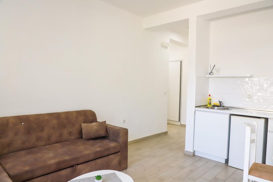 Kitchen or kitchenette, Living room, Seating area, Dining area