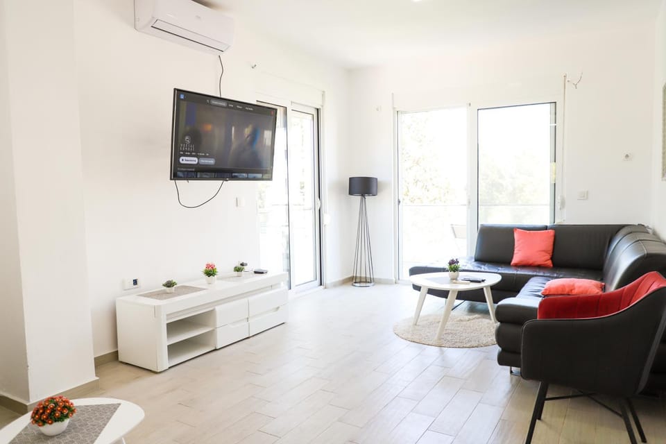 Communal lounge/ TV room, TV and multimedia, Living room, Seating area, Dining area, Evening entertainment, air conditioner