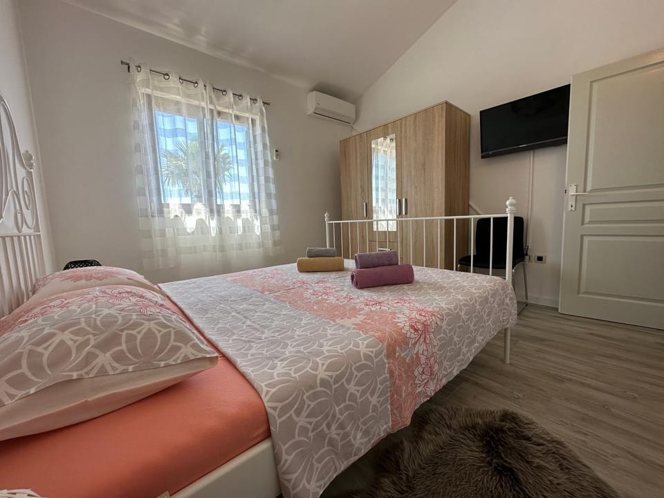 Bed, TV and multimedia, Bedroom