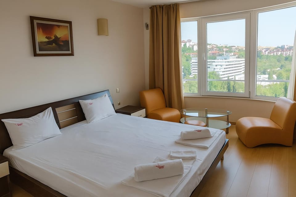 Photo of the whole room, Bedroom, City view