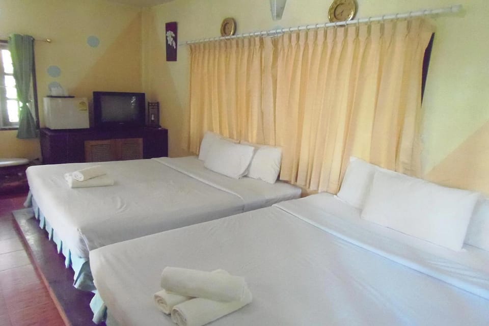 Bed, TV and multimedia, Photo of the whole room, Bedroom, towels