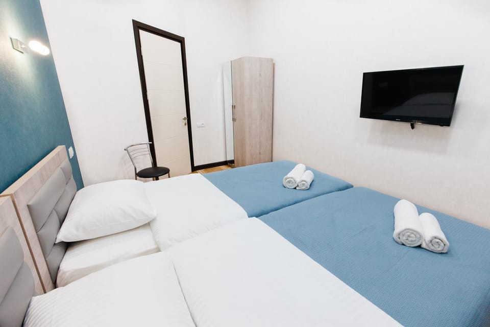 Bed, TV and multimedia, Bedroom