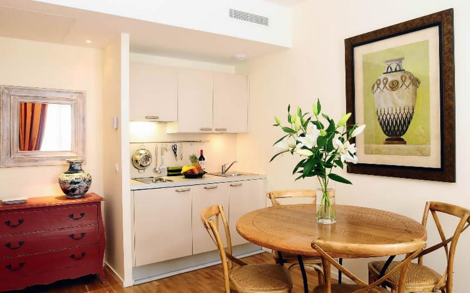 Kitchen or kitchenette, Dining area