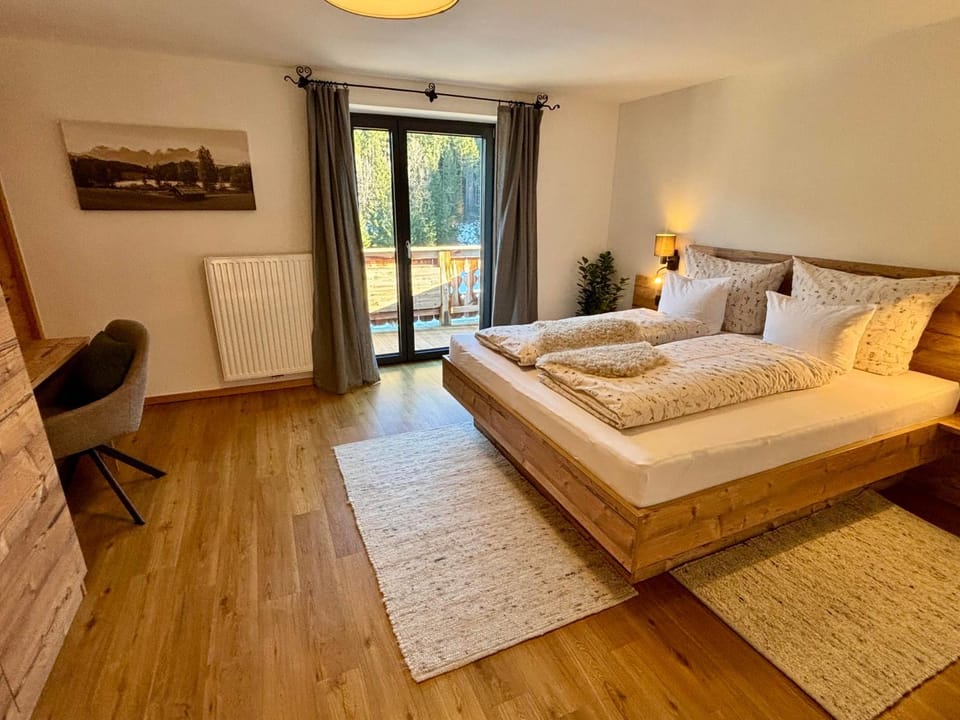 Bed, Balcony/Terrace, Bedroom, Mountain view