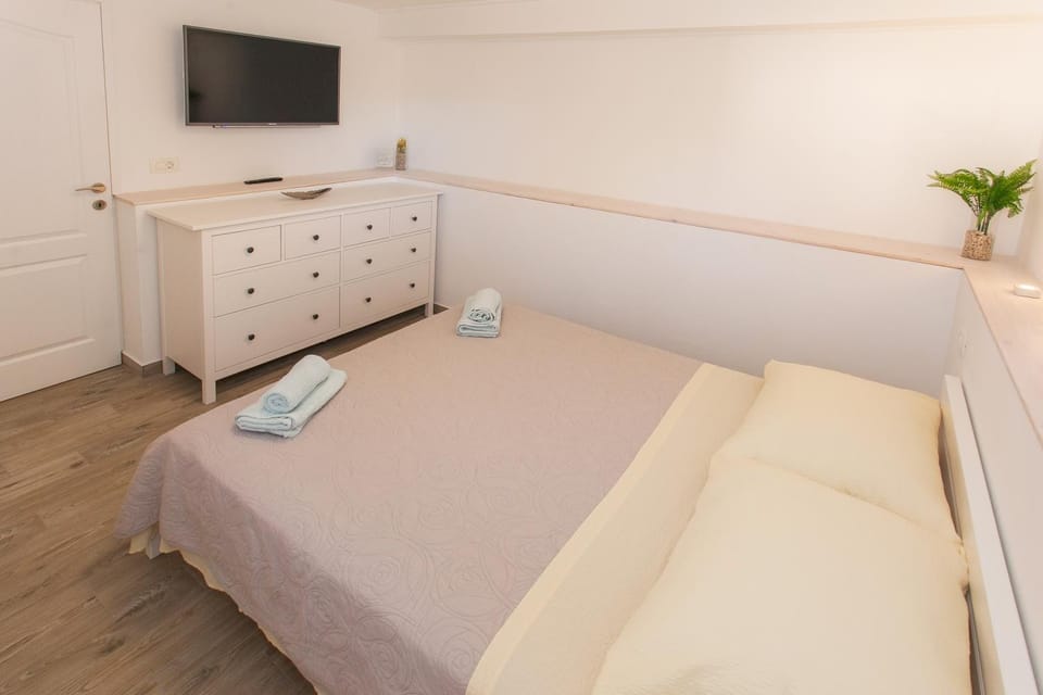 Bed, TV and multimedia, Bedroom