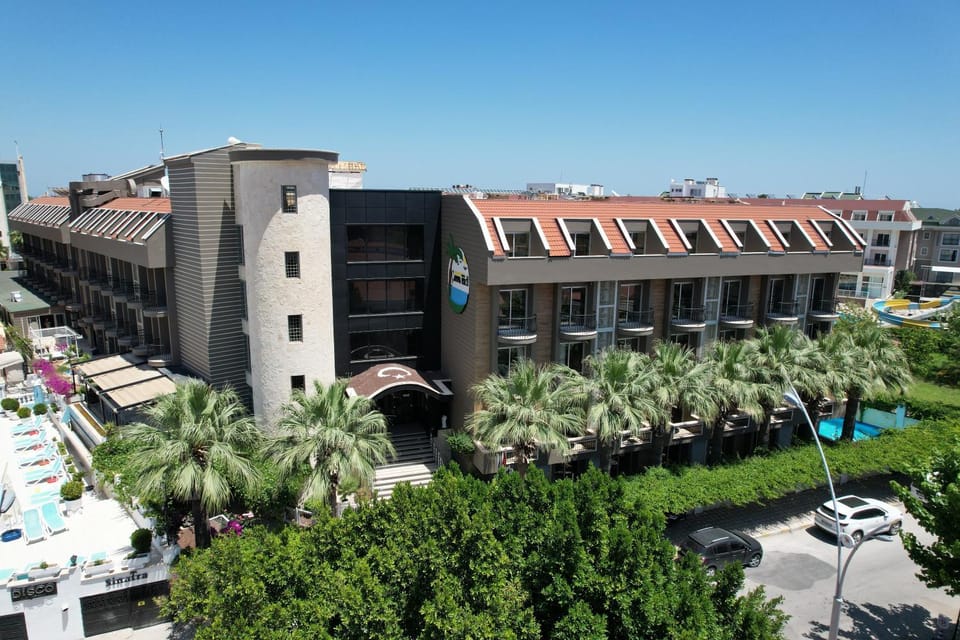 Property building, Nearby landmark, Day, Location, Parking