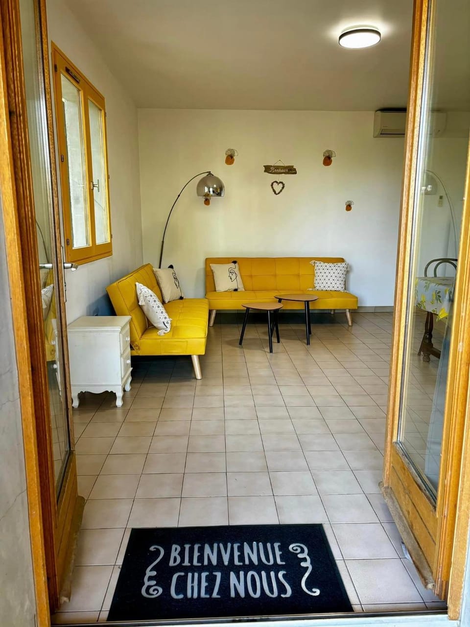 Living room, Photo of the whole room, Seating area, Dining area