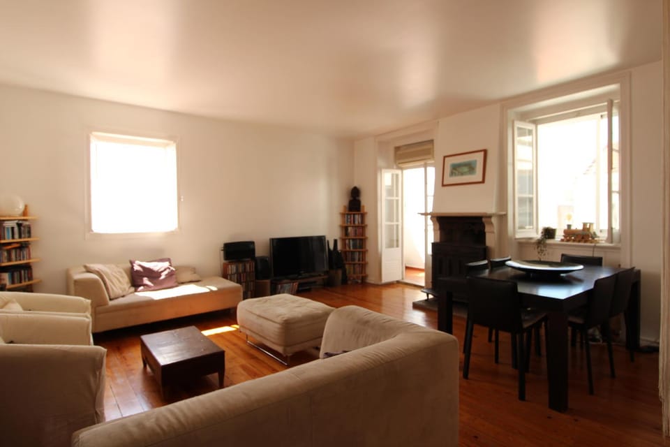 Living room, City view, River view