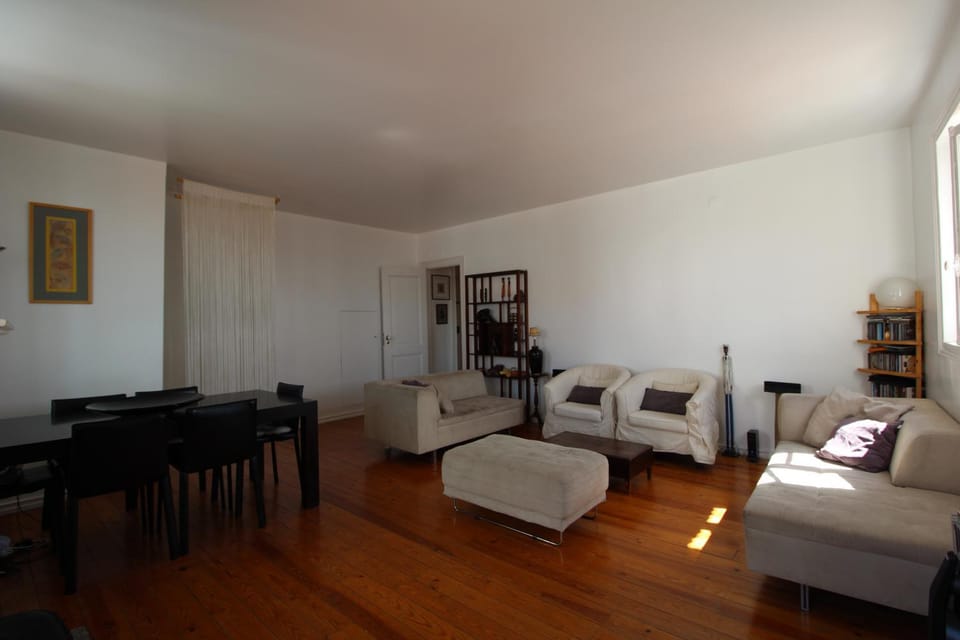 Communal lounge/ TV room, City view, River view