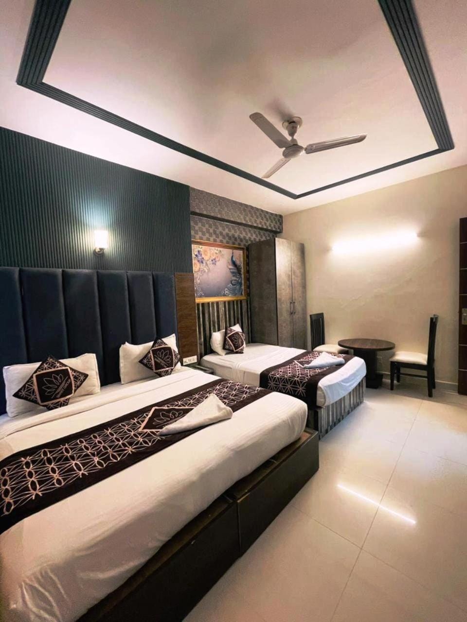 Bed, Photo of the whole room, Bedroom, fireplace, air conditioner