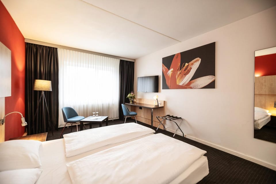 Bed, TV and multimedia, Photo of the whole room, Seating area, Bedroom