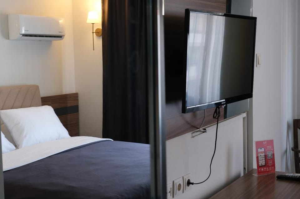 Bed, TV and multimedia, air conditioner