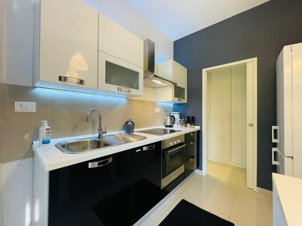 Kitchen or kitchenette, dishwasher, stove