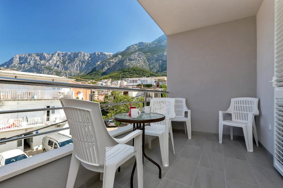 Balcony/Terrace, City view, Landmark view, Mountain view, Street view