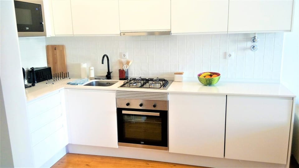 Bright Alcântara Escape with AC Apartment in Lisbon