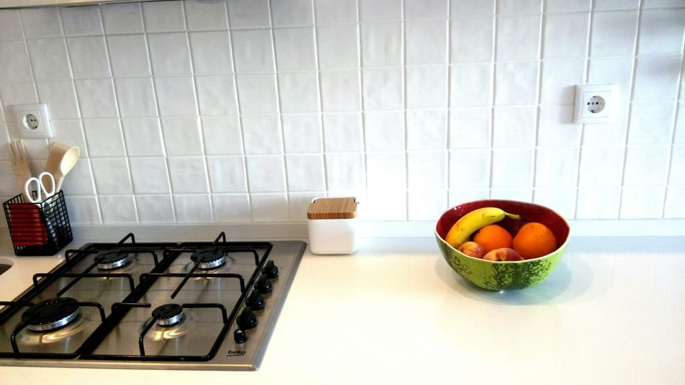 Bright Alcântara Escape with AC Apartment in Lisbon