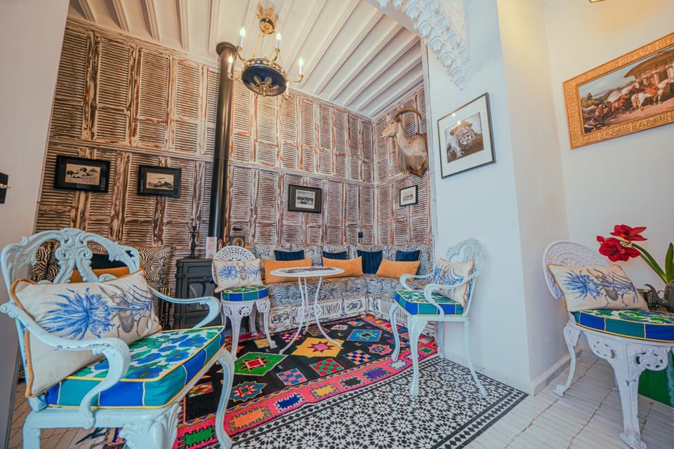 Living room, Food and drinks, Decorative detail, Dining area