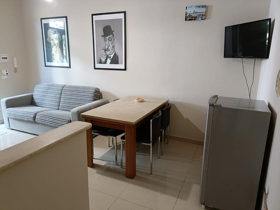 TV and multimedia, Kitchen or kitchenette, Living room, Seating area