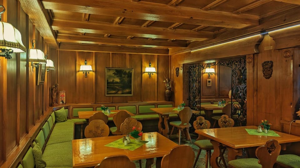 Restaurant/places to eat, internet