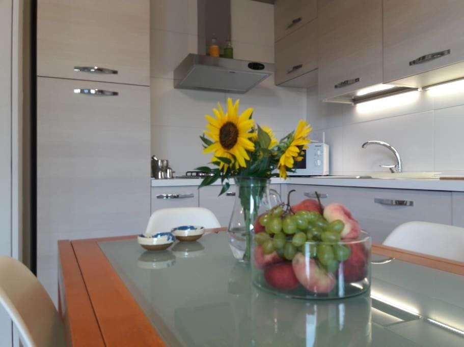 Kitchen or kitchenette, Dining area