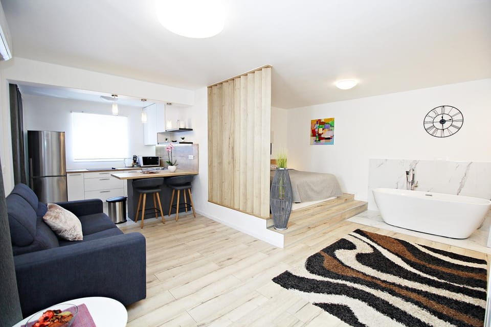 Bed, Living room, Photo of the whole room, Seating area, Dining area, Bath