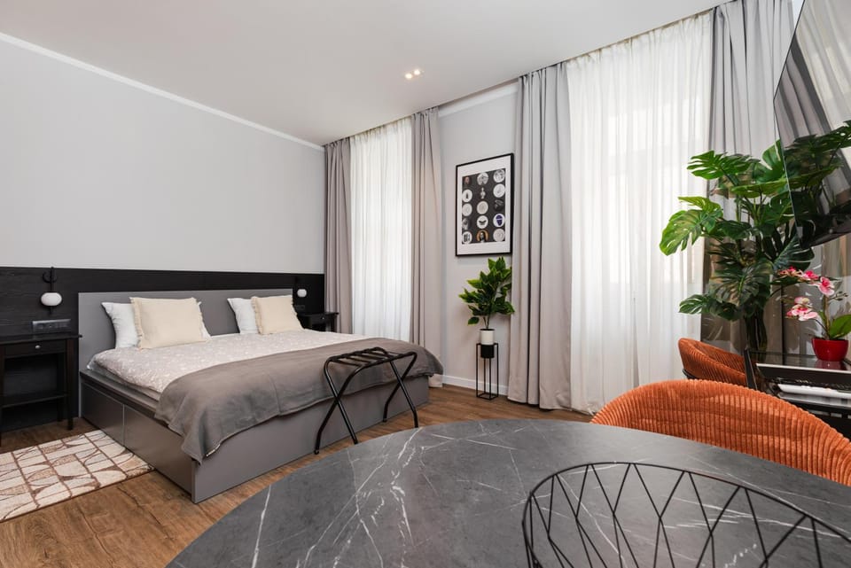 Bed, Living room, Decorative detail, Seating area, Dining area, Bedroom