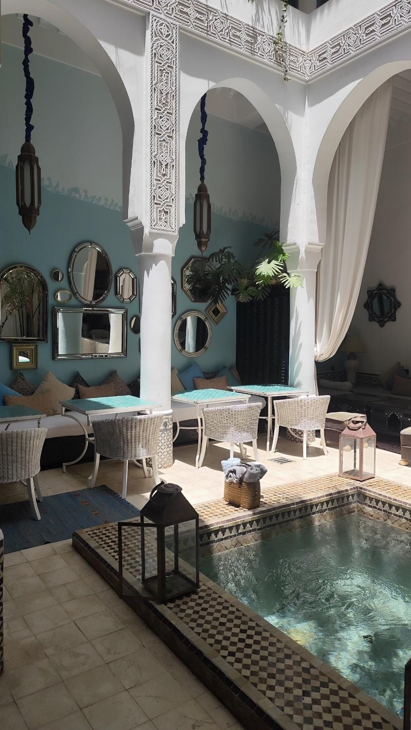 Property building, Restaurant/places to eat, Living room, Pool view, Swimming pool, Breakfast