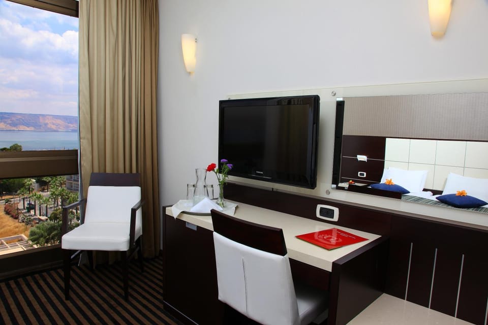Photo of the whole room, Lake view