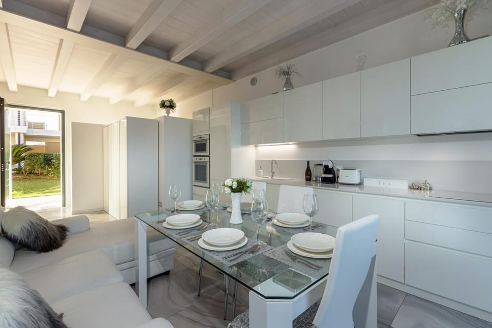 Kitchen or kitchenette, Dining area, Communal kitchen