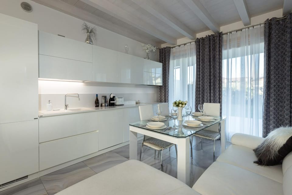 Kitchen or kitchenette, Dining area, Communal kitchen