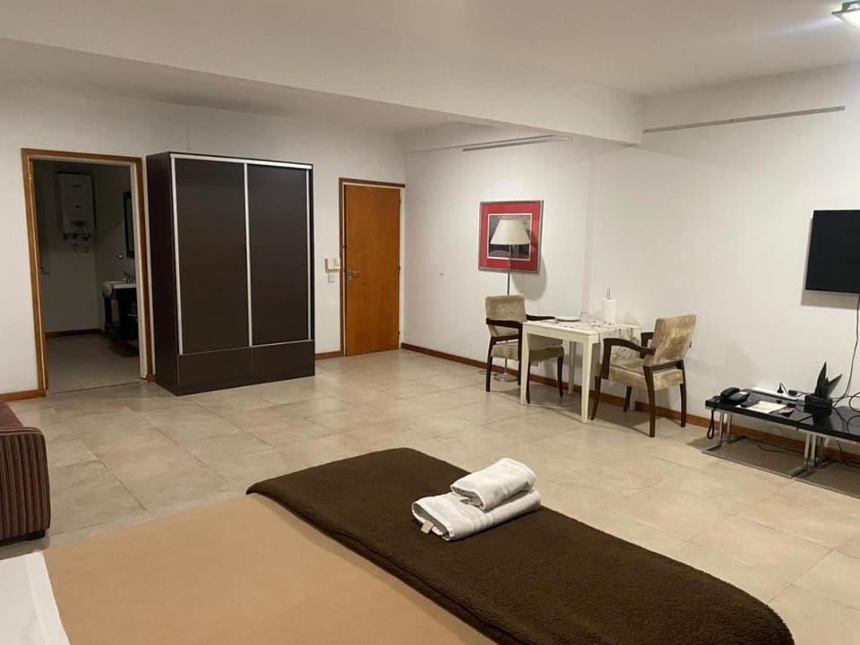 Bed, TV and multimedia, Photo of the whole room, Seating area, Bedroom, towels, air conditioner