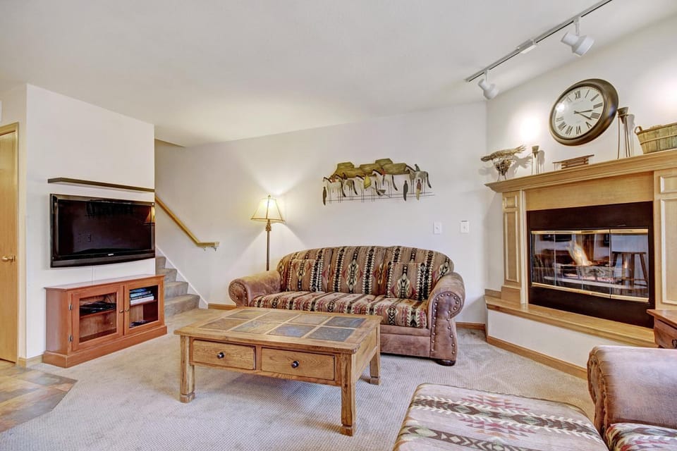 Bright 2Br Plus Den 3Ba - Steps to Vibrant Main Street, Ski-to-Town Apartment in Breckenridge