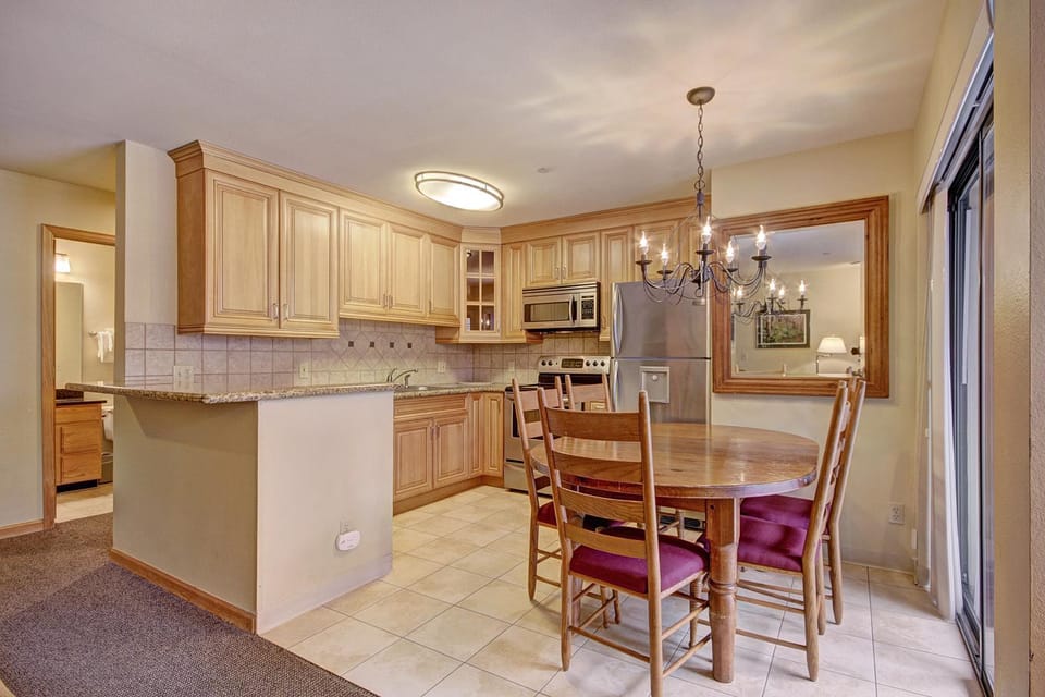 Quaint Studio in Heart of Breck Steps to Snowy Fun Apartment in Breckenridge