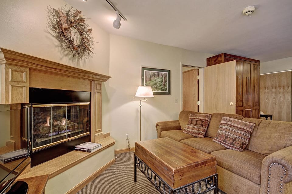 Quaint Studio in Heart of Breck Steps to Snowy Fun Apartment in Breckenridge