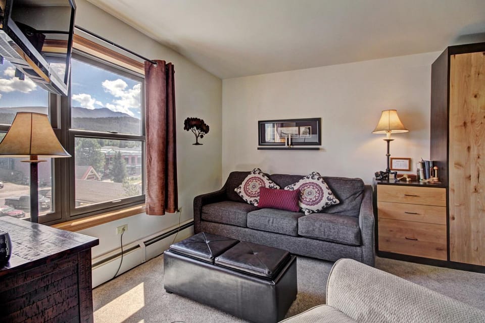 Bright Scenic Studio Walk to Ski and Apres-Ski - Sleeps 4 Apartment in Breckenridge