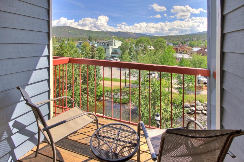 Bright Scenic Studio Walk to Ski and Apres-Ski - Sleeps 4 Apartment in Breckenridge