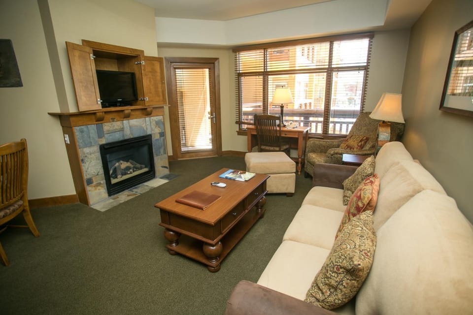 Sundial Lodge Condo Steps from Red Pine Gondola Save 20% on 7 Nights! Apartment in Wasatch County