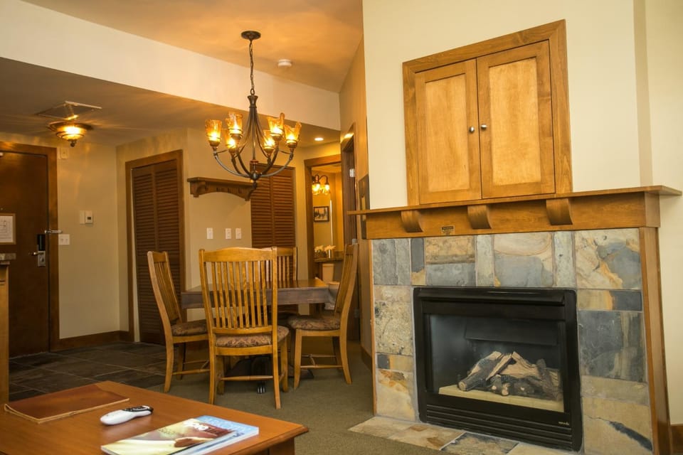 Sundial Lodge Condo Steps from Red Pine Gondola Save 20% on 7 Nights! Apartment in Wasatch County
